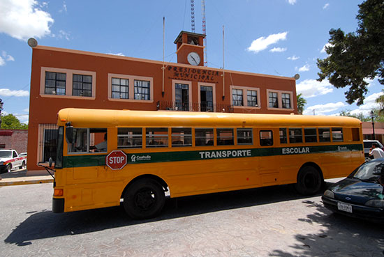 El gobierno de Jorge Torres entrega transporte escolar a jóvenes de Guerrero