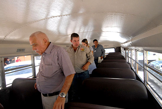 El gobierno de Jorge Torres entrega transporte escolar a jóvenes de Guerrero
