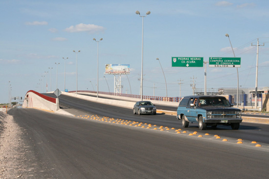 El puente superior frente a la planta “Modelo”, en Nava brinda mayor seguridad a viajeros 
