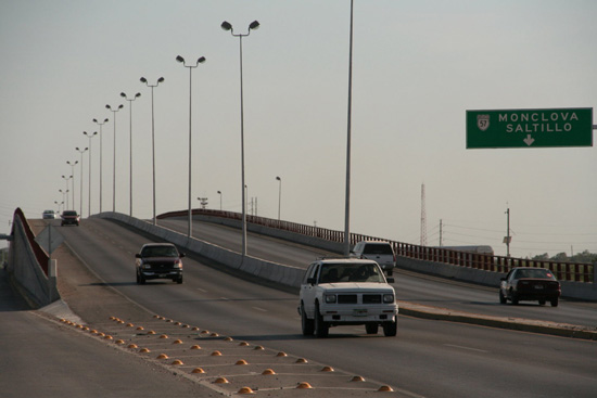 El puente superior frente a la planta “Modelo”, en Nava brinda mayor seguridad a viajeros 