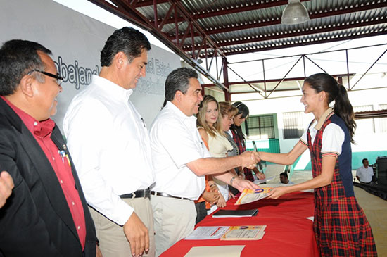 Entrega el gobernador Jorge Torres López obra educativa en secundaria de Monclova