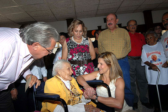 Festeja la señora Carlota Llaguno de Torres los 113 años de Doña Maximina Lucio Paredes