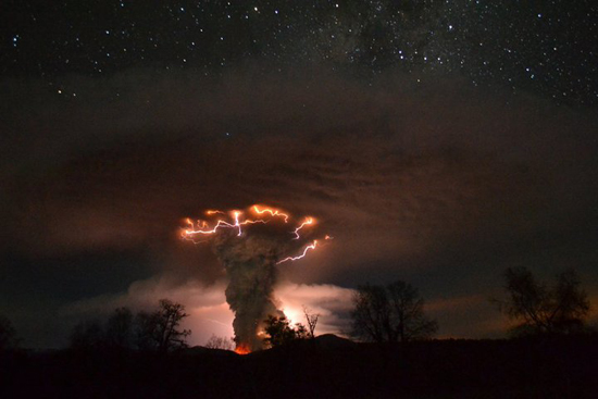 Hace erupción el volcán Puyehue en Chile