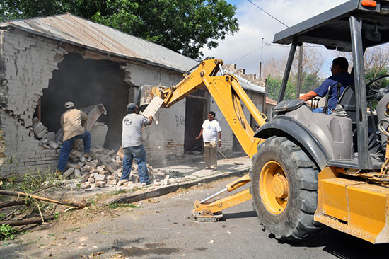 Inicia municipio demoliciones de casas abandonas en el primer cuadro de la ciudad