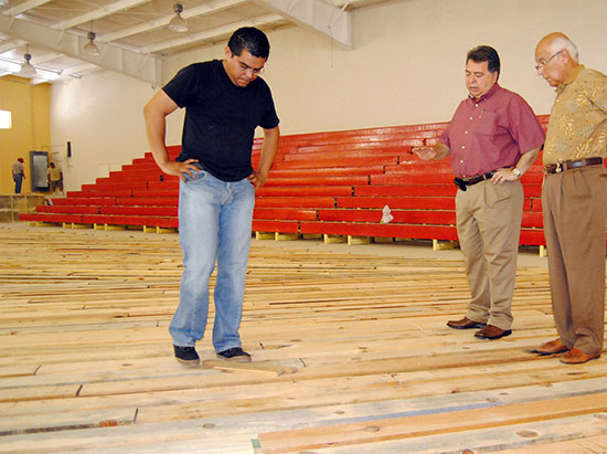 Inician trabajos de instalación de duela en el gimnasio José de las Fuentes Rodríguez