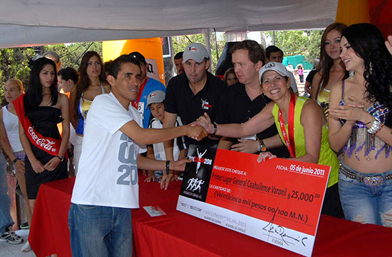 La señora Carlota Llaguno de Torres premió a ganadores de la Carrera 21K Coahuila 2011
