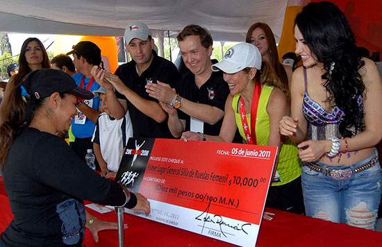 La señora Carlota Llaguno de Torres premió a ganadores de la Carrera 21K Coahuila 2011