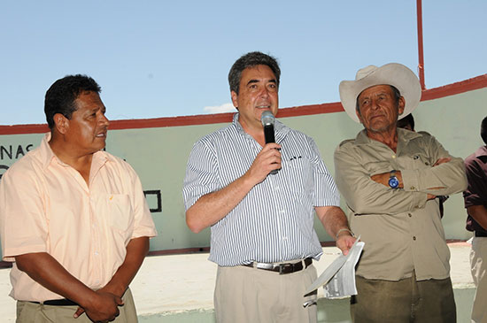 Obras y apoyos brinda el gobernador Jorge Torres a las familias del campo de Viesca
