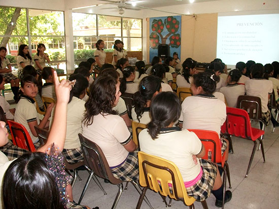 Personal especializado del DIF Municipal imparte pláticas de sexualidad en secundarias de la localidad