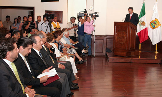 Reconoce el gobernador Jorge Torres López a ex alcaldes de Saltillo