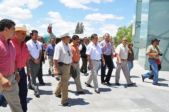 Recorre gobernador y presidente municipal obras complementarias de la Gran Plaza