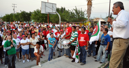 Reúne Temo Arzola a más de 600 personas en la plaza del Fraccionamiento la Rivera 