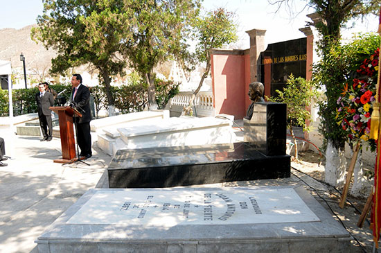 Rinde el gobierno del estado homenaje a Juan Antonio de la Fuente a 144 años de su muerte