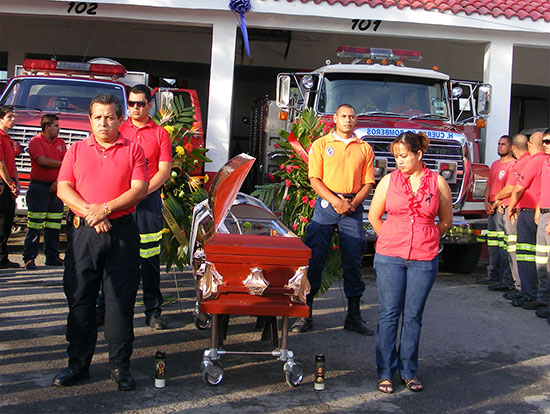 Rindieron homenaje póstumo a comandante de bomberos
