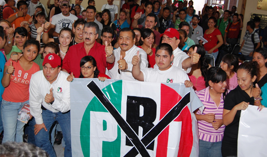 Se reúne candidato del PRI a la diputación local, Juan Alfredo Botello Nájera con jóvenes universitarios y Colegio de Notarios Públicos 