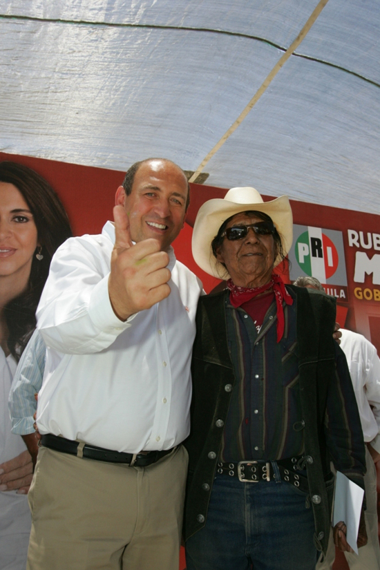 Se reúne Rubén Moreira con etnias de Coahuila; les da respuesta a sus necesidades 