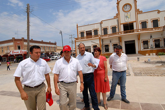 Supervisó el gobernador Jorge Torres avances en la rehabilitaciòn de la plaza de Sabinas
