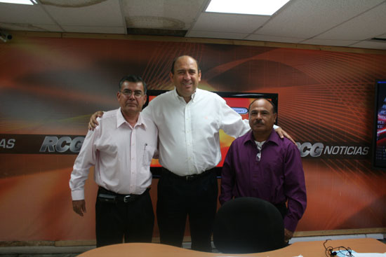 Rubén Moreira con Miguel Martinez diretor de información de RCG y Ramiro Gómez de Coahuila y Texas