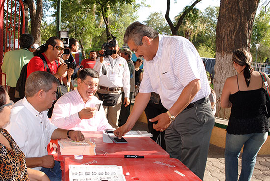 Acude a votar Cuauhtémoc Arzola Hernández