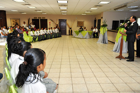 Apadrina alcalde 23 niños de la escuela primaria “Centenario”