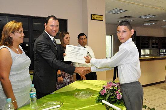 Apadrina alcalde 23 niños de la escuela primaria “Centenario”