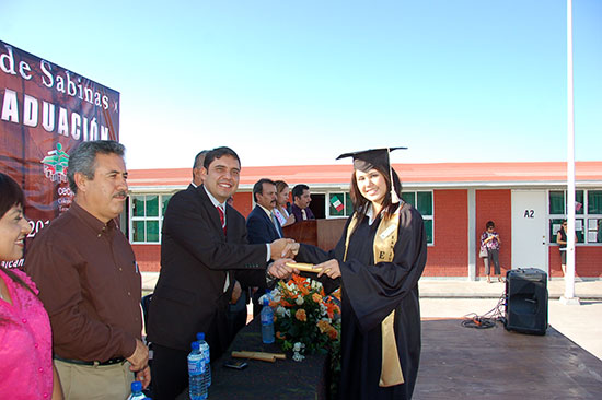 Asiste Antonio Nerio a graduación de EMSAD en San Juan de Sabinas