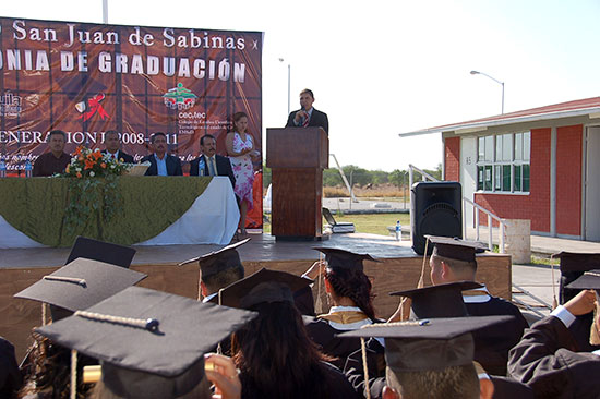 Asiste Antonio Nerio a graduación de EMSAD en San Juan de Sabinas