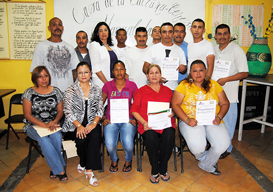 Con el apoyo de la Casa de la Cultura, internos del CERESO concluyeron taller de manualidades