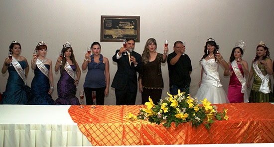 Corona Antonio Nerio Maltos a la reina de Astroferia Rosita 2011