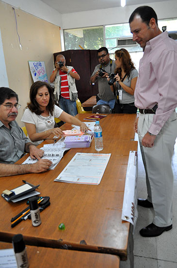 Cumple presidente municipal Oscar López con su deber ciudadano