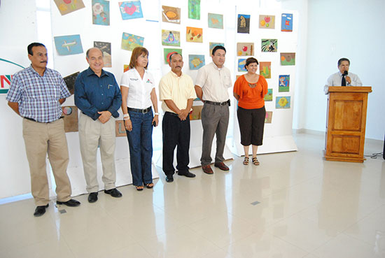 En clausura de taller de pintura, exhiben trabajos de 70 alumnos