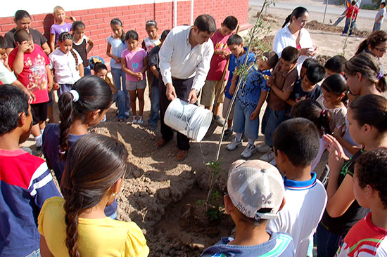 Encabeza Antonio Nerio programa de reforestación en Santa María