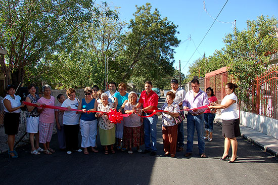 Inaugura Antonio Nerio obra de pavimentación de calle Michoacán
