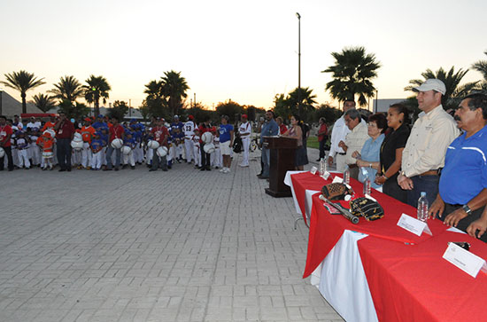 Inaugura presidente municipal Campeonato Nacional de Beisbol Infantil en Plaza de las Culturas