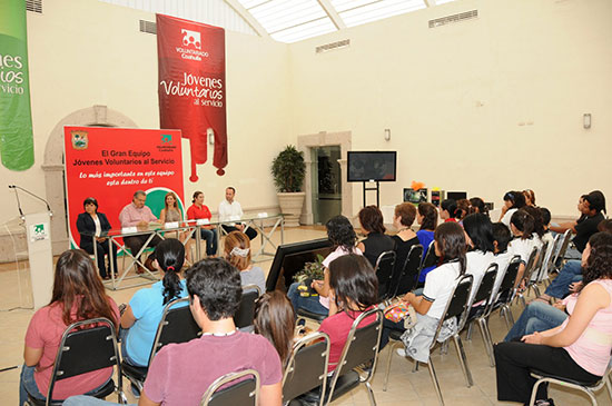 La señora Carlota Llaguno de Torres entregó constancias del programa “Jóvenes Voluntarios al Servicio”