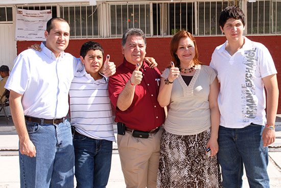 Presidente municipal de Acuña acude a ejercer su voto