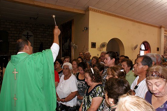 Asisten a misa adultos mayores del DIF San Juan de Sabinas por el Día del Abuelo