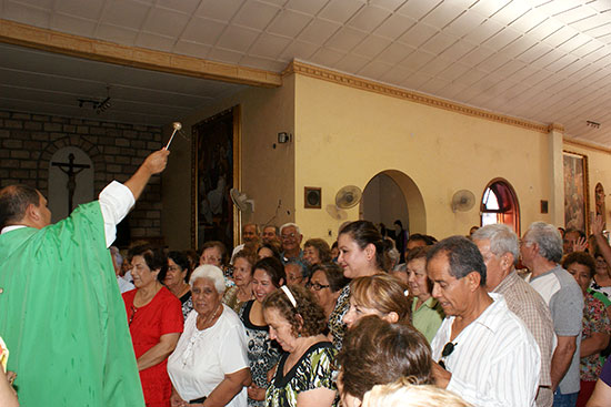 Asisten a misa adultos mayores del DIF San Juan de Sabinas por el Día del Abuelo
