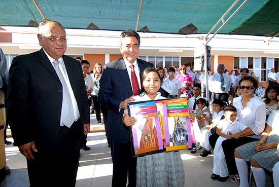 Con más espacios educativos en Coahuila, inicia el gobernador Jorge Torres Ciclo Escolar 2011-2012 en Torreón