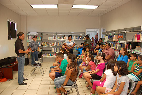 Convive Antonio Nerio con niños de “Mis Vacaciones en la Biblioteca”
