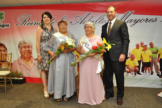 Coronan alcalde y presidenta del DIF Municipal a Reina de Adultos Mayores 2011