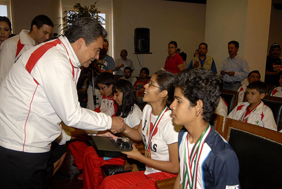 Crece rendimiento de deportistas coahuilenses a quienes el gobernador Jorge Torres entrega reconocimientos