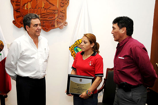 Entrega el gobernador Jorge Torres reconocimiento a la campeona mundial de boxeo María “La Polvorita” Salinas