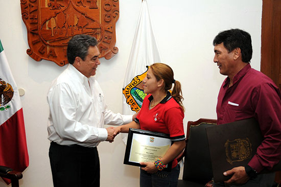 Entrega el gobernador Jorge Torres reconocimiento a la campeona mundial de boxeo María “La Polvorita” Salinas