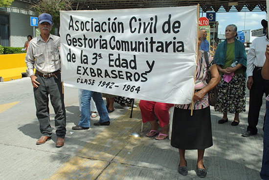 Exbraceros bloquean entrada internacional a Ciudad Acuña