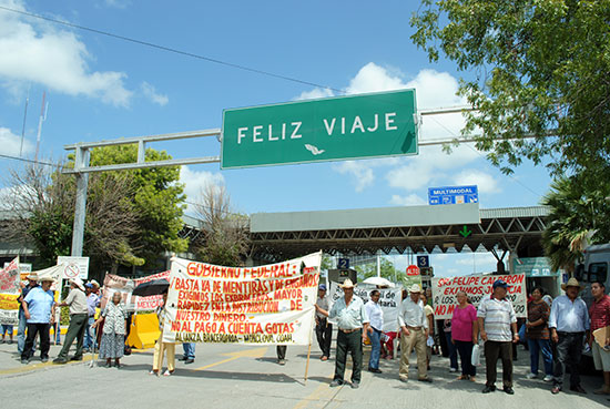 Exbraceros bloquean entrada internacional a Ciudad Acuña