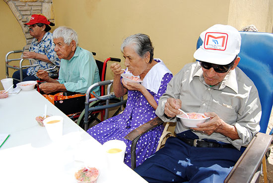 Festejan anticipadamente a los abuelos albergados en la “Casa del Abuelo”