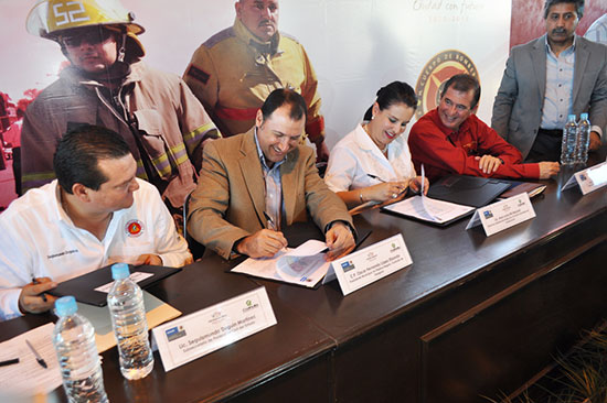 Firma alcalde convenio  municipio seguro con Directora General de Protección Civil