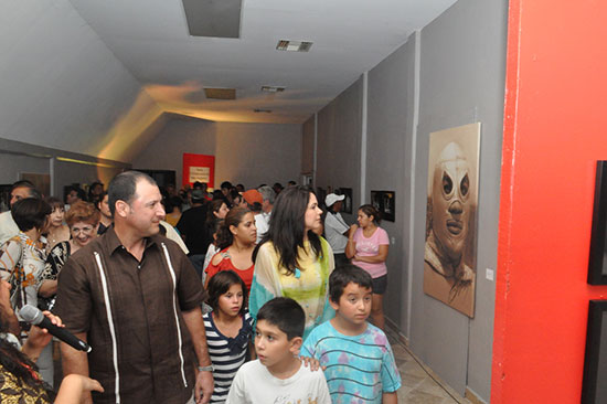 Inaugura alcalde exposición “Santo El Enmascarado de Plata”