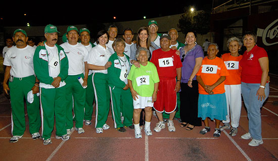 La señora Carlota Llaguno de Torres convivió con atletas que participan en los Juegos Estatales Deportivos y Culturales de Adultos Mayores